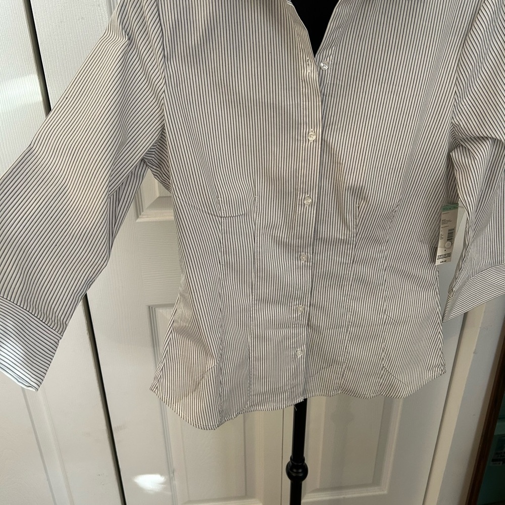 Covington quarter slit sleeve button down stretch top - Picture 2 of 8